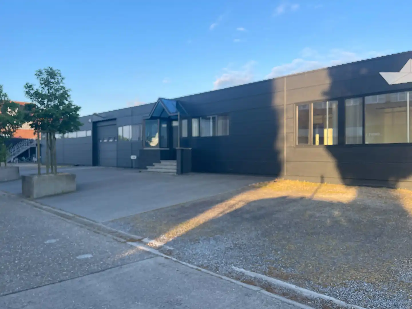 Industriële multifunctionele bedrijfsruimte van 1500m² in Hasselt met 2080 m² perceeloppervlakte en 50.00 parkeerplaatsen foto 2