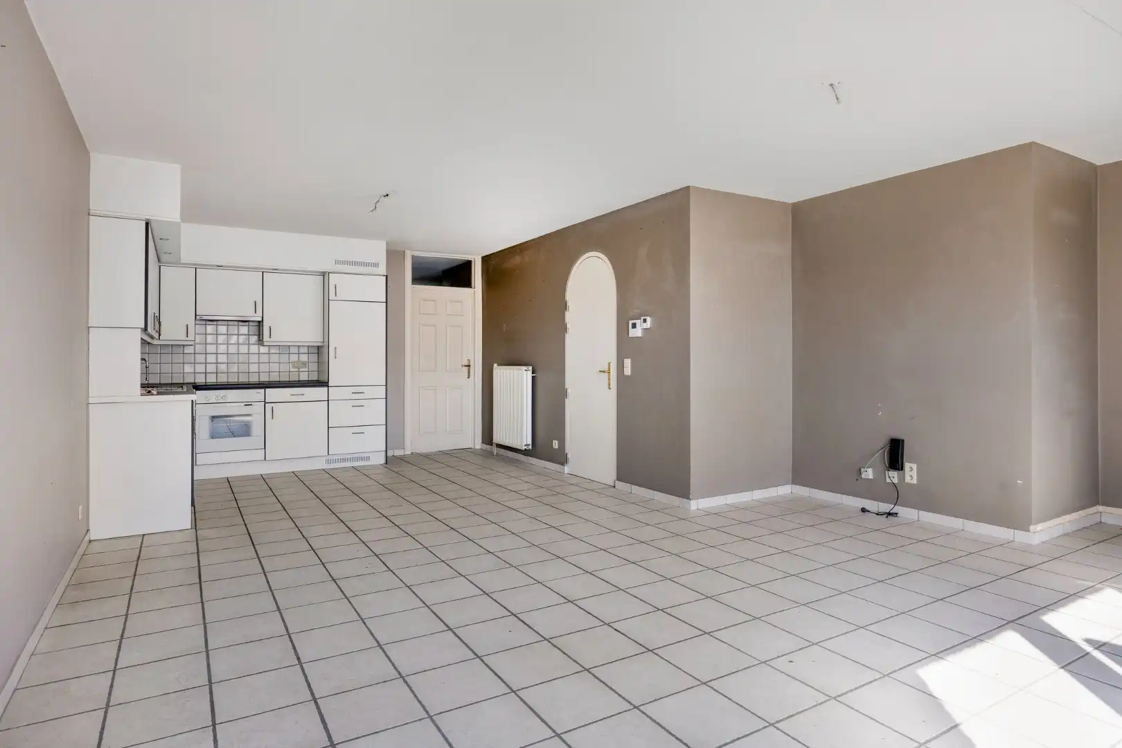 Appartement met 2 SLPKS en garage op gunstige locatie in het centrum. foto 6