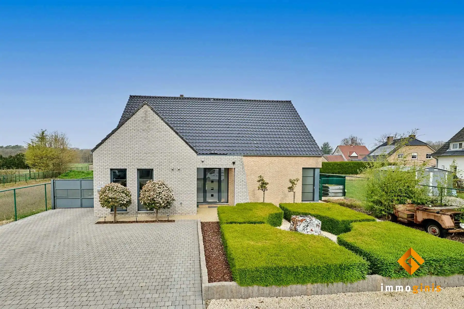 Luxueuze woning met 3 tot 5 slaapkamers en zéér grote, vrijstaande garage op een mooi perceel van 9a60ca. foto {{pictureIndex}}