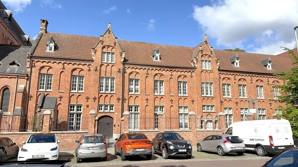 Uniek gelijkvloers kantoor te huur in Capucienenklooster te Aalst foto 12