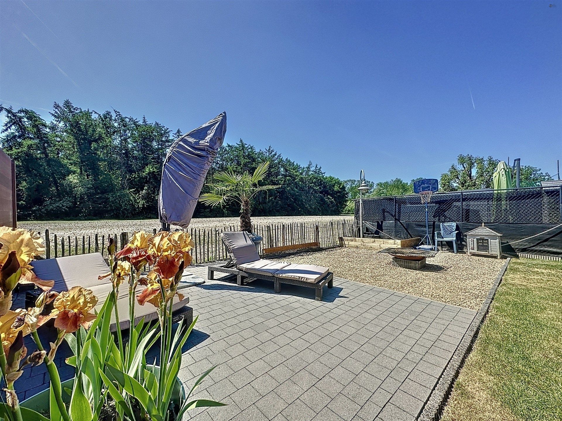 Instapklare woning met 3 slaapkamers en garage op toplocatie. foto {{pictureIndex}}