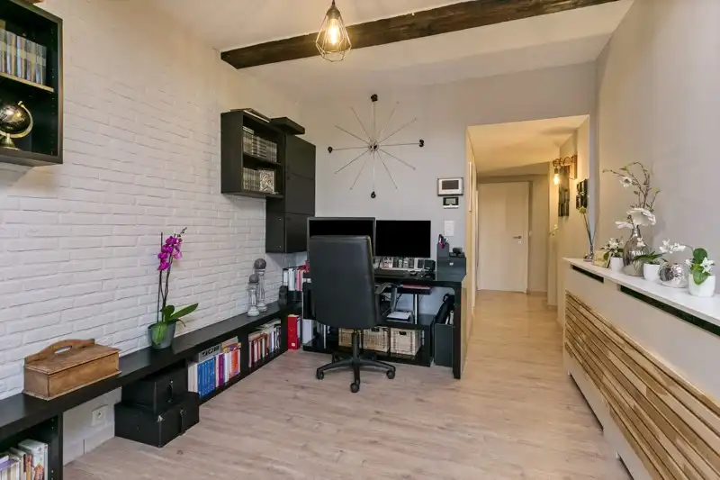 GELIJKVLOERSAPPARTEMENT MET TUIN EN GARAGE IN KONINGSLO foto 11