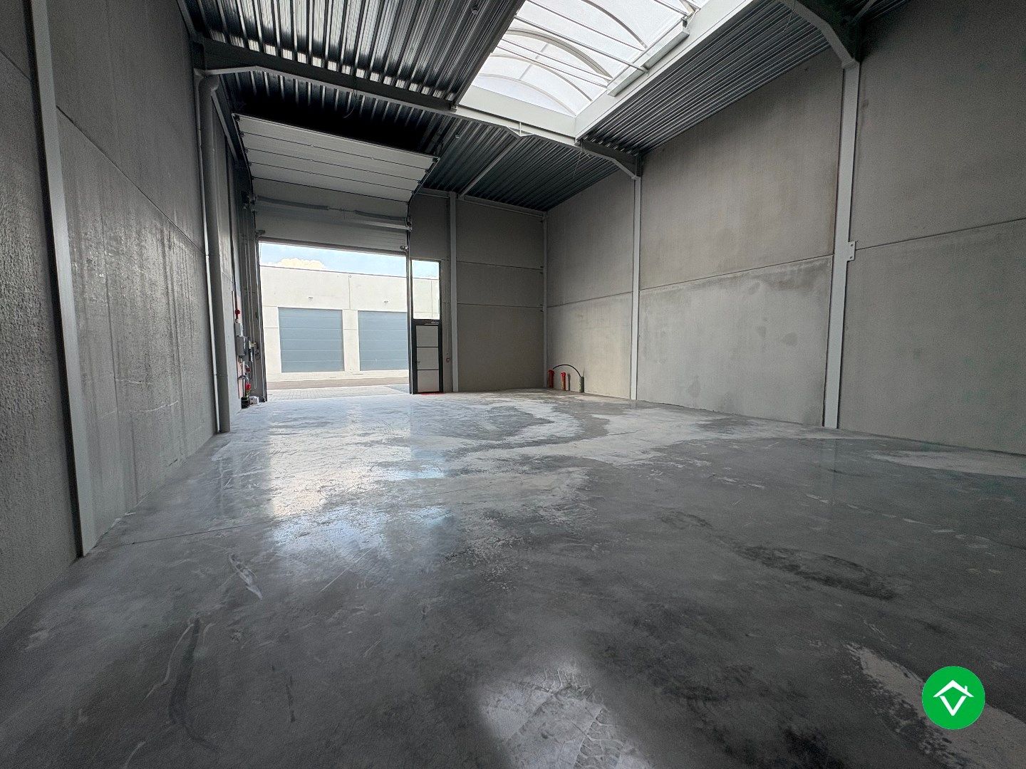 Loods te koop – 145 m² met 2 parkeerplaatsen inbegrepen op de industriezone te Ichtegem foto 4