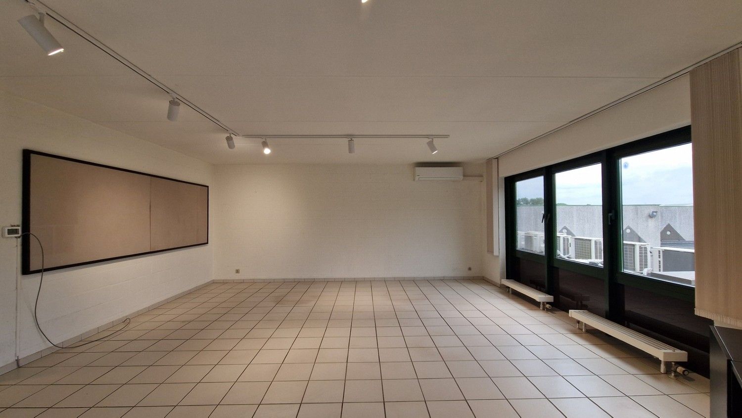 Kantoorruimtes met sanitair, kitchenette en parkeerplaatsen foto 11