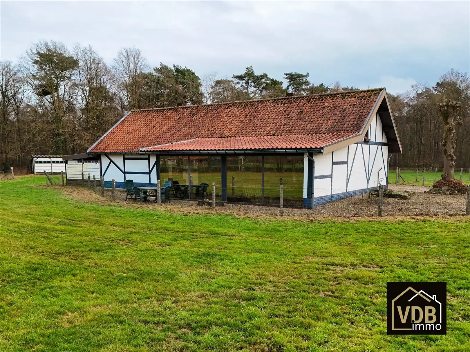 Charmante hoeve met paardenstal op 1,2 ha in absolute rust. foto 2