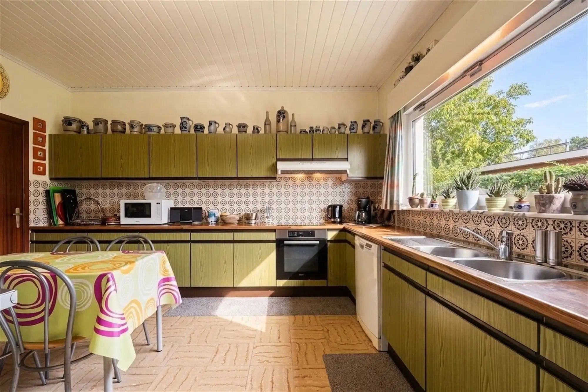 Charmante bungalow met 3 slaapkamers, ruime garage en zonnige tuin op 585m² foto 7