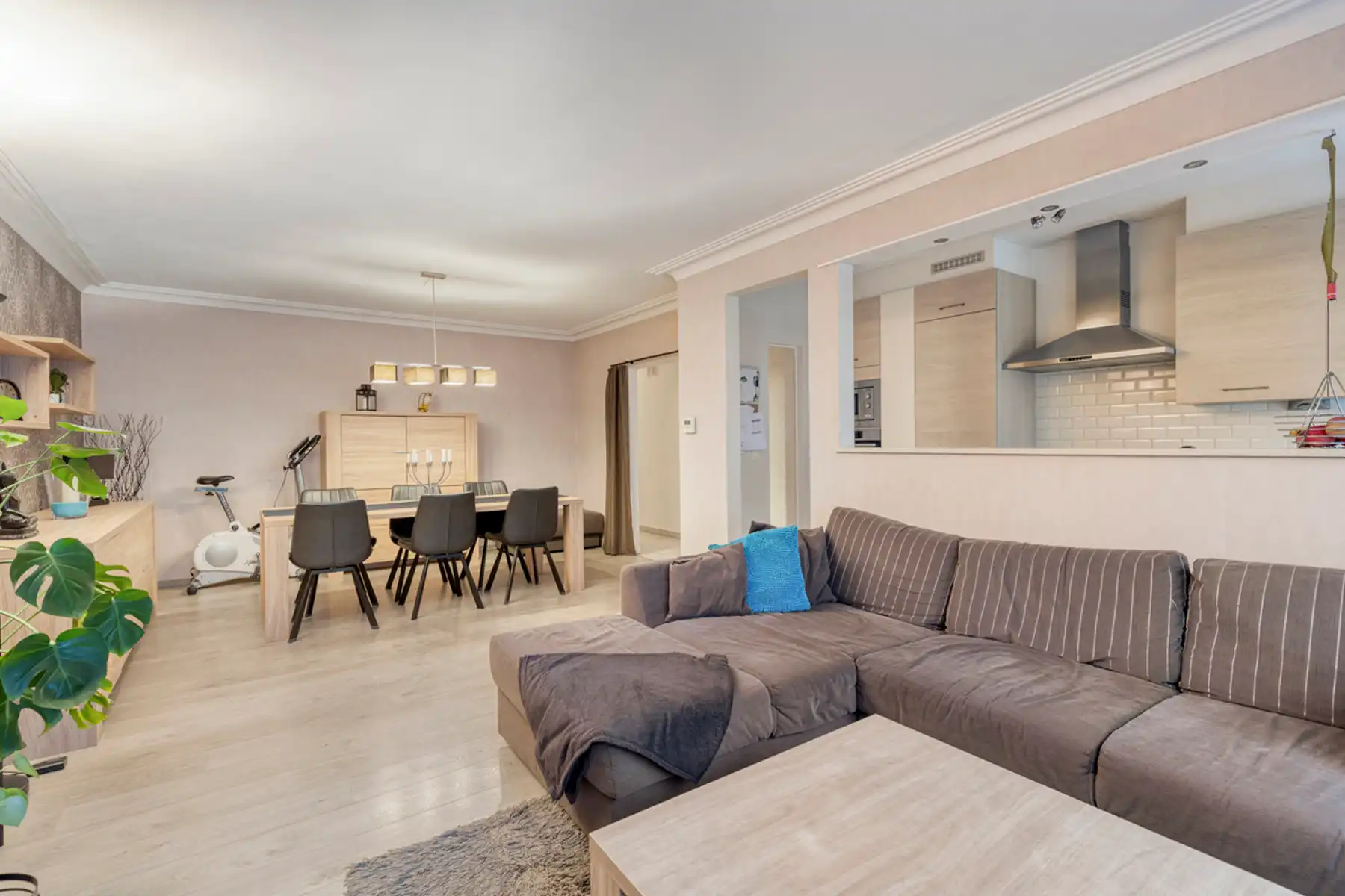 Leemans Immobiliën biedt u dit instapklare gelijkvloers appartement aan, gelegen op een uitstekende centrale locatie in het hart van Zellik foto 7