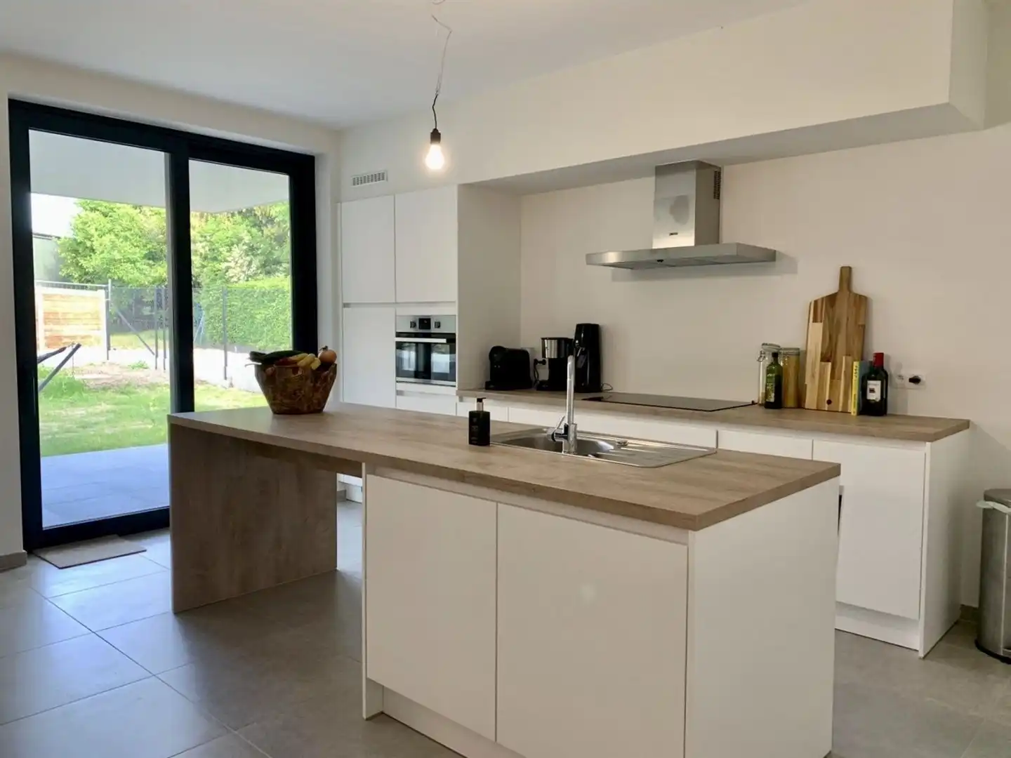 Prachtig gelijkvloers appartement te Sint-Eloois-Vijve met tuintje en overdekt terras.  foto 4