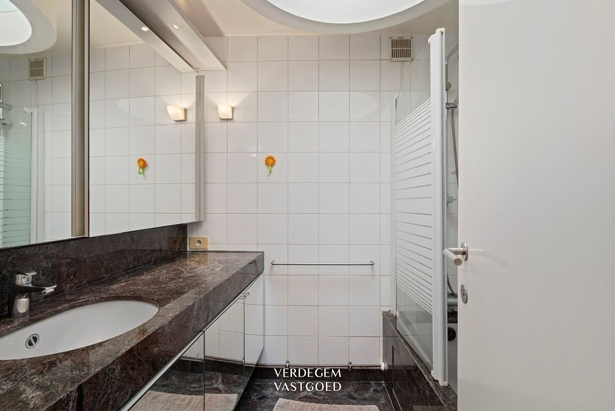 Prachtig historisch pand met handelsruimte en woonst in Patershol foto 14