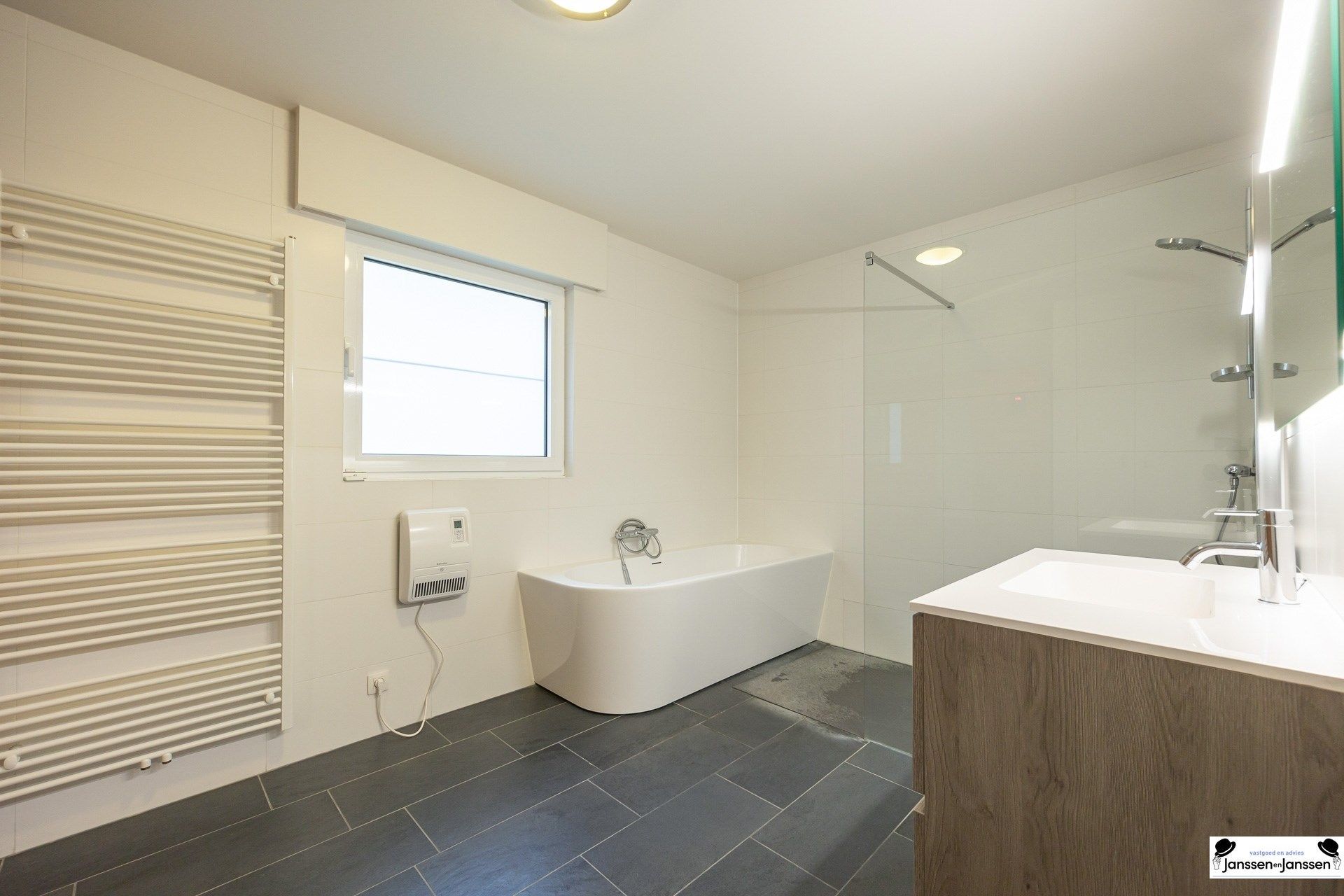 Instapklare, volledig gerenoveerde woning op royaal perceel! foto 15