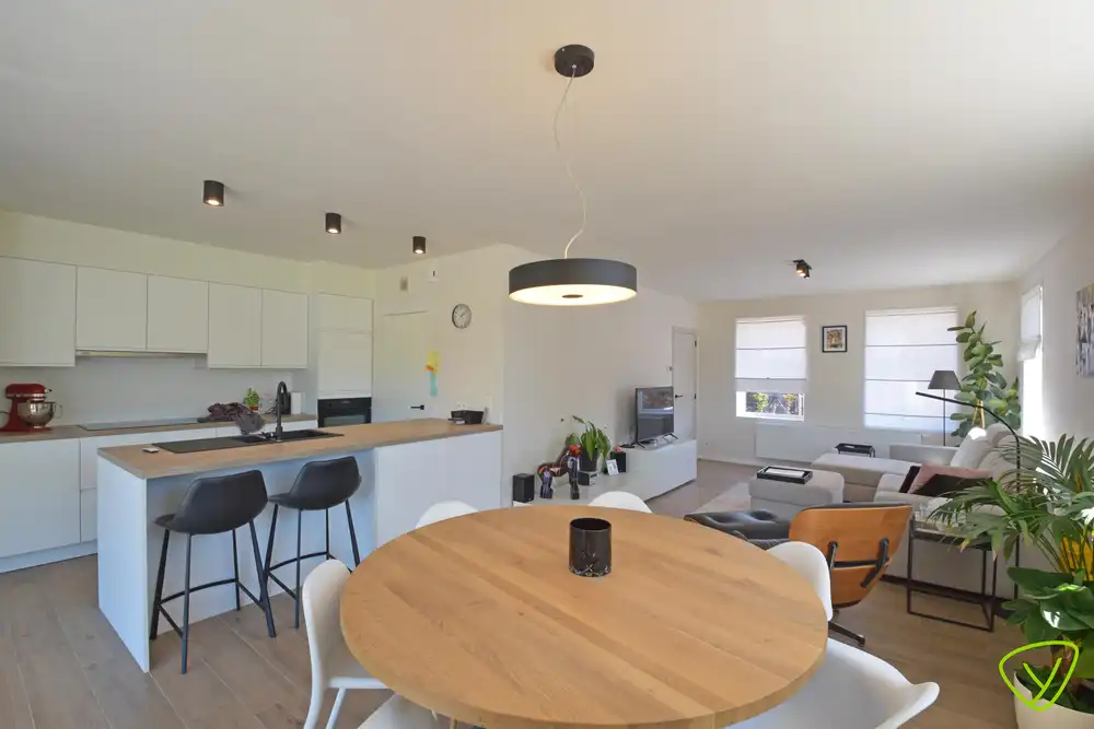 Prachtig afgewerkte woning te huur op een rustige locatie net buiten het centrum van Eeklo foto 4