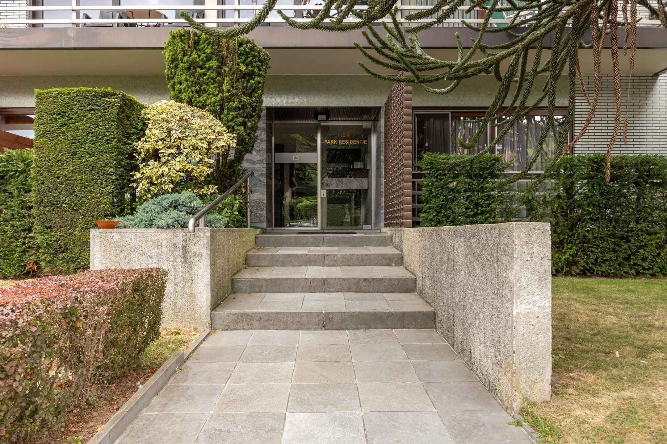 Gelijkvloers appartement met drie slaapkamers en terras foto 2