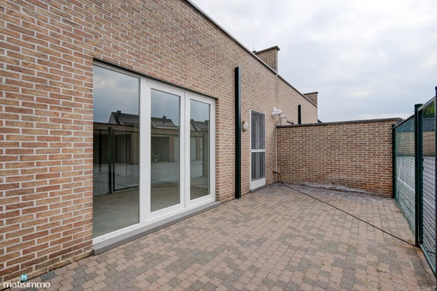 INSTAPKLAAR GELIJKVLOERS APPARTEMENT MET 2 SLAAPKAMERS, BERGING EN AUTOSTAANPLAATS NABIJ HET CENTRUM VAN BILZEN foto 16