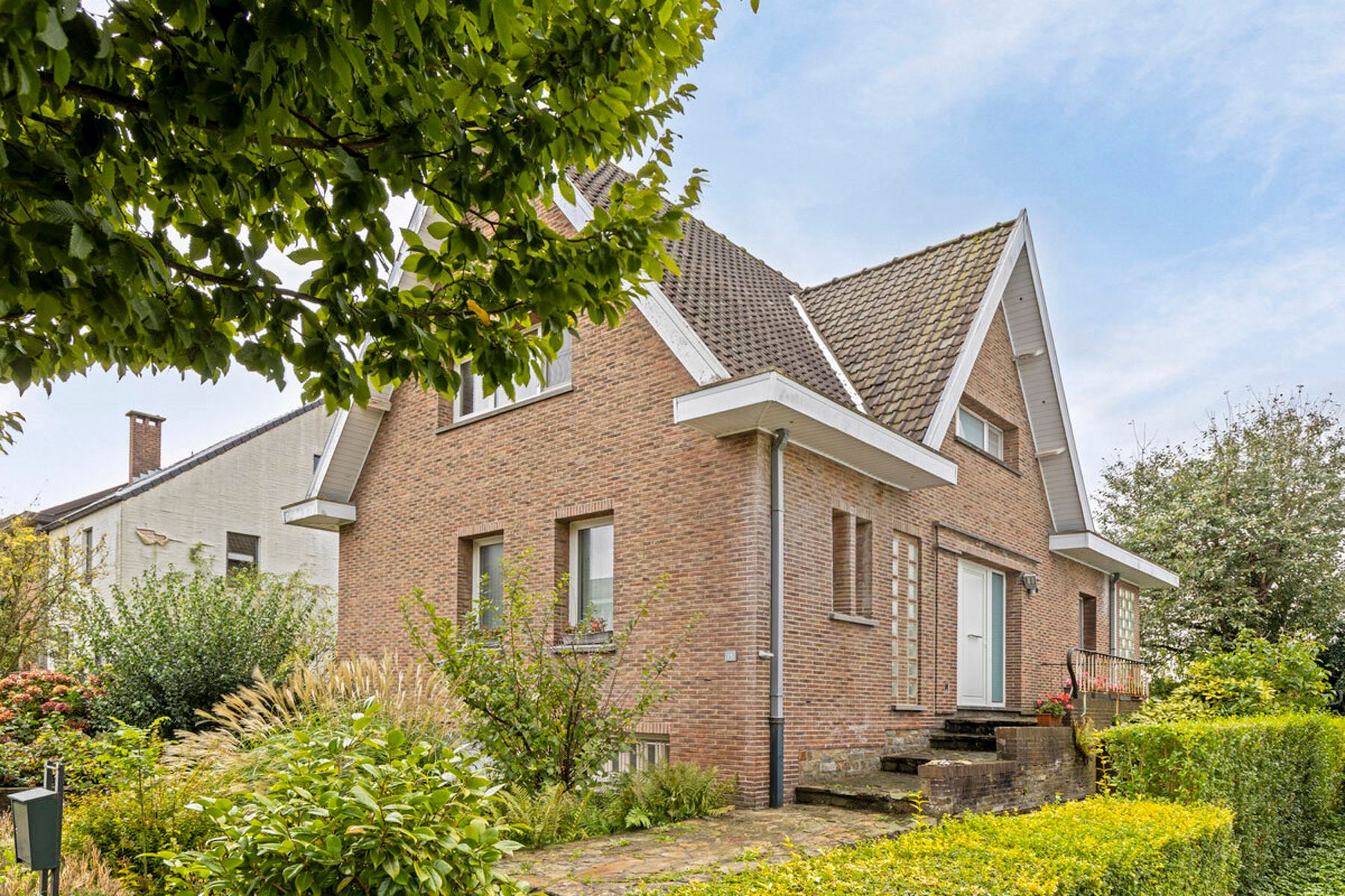 Viergevelwoning in Dilbeek : rust, ruimte en potentieel foto 3