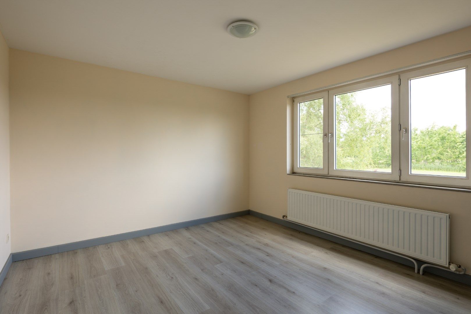 Ruime woning met vrij zicht te koop! foto 23