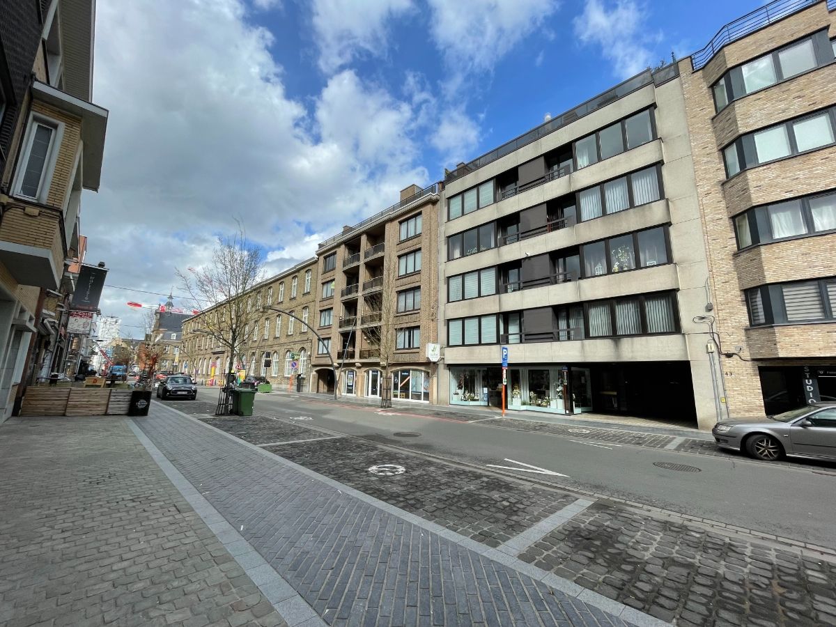 Centraal gelegen twee-slaapkamer APPARTEMENT met terras, GARAGE & kelderberging foto {{pictureIndex}}