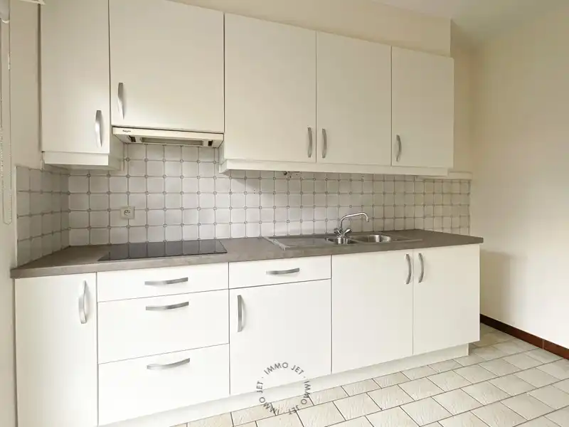 Instapklaar appartement met twee slaapkamers, terras en autostaanplaats in hartje Beveren foto 4