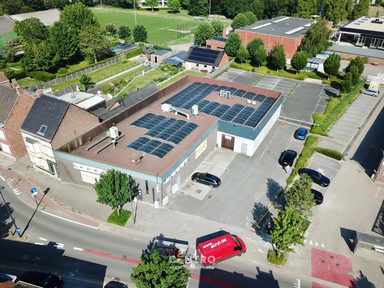 Multifunctioneel bedrijfspand (binnenrecreatie, toonzaal, winkel, opslag,...) van 782m² met 40 parkeerplaatsen op eigen terrein te Bavikhove (Harelbeke). foto 3
