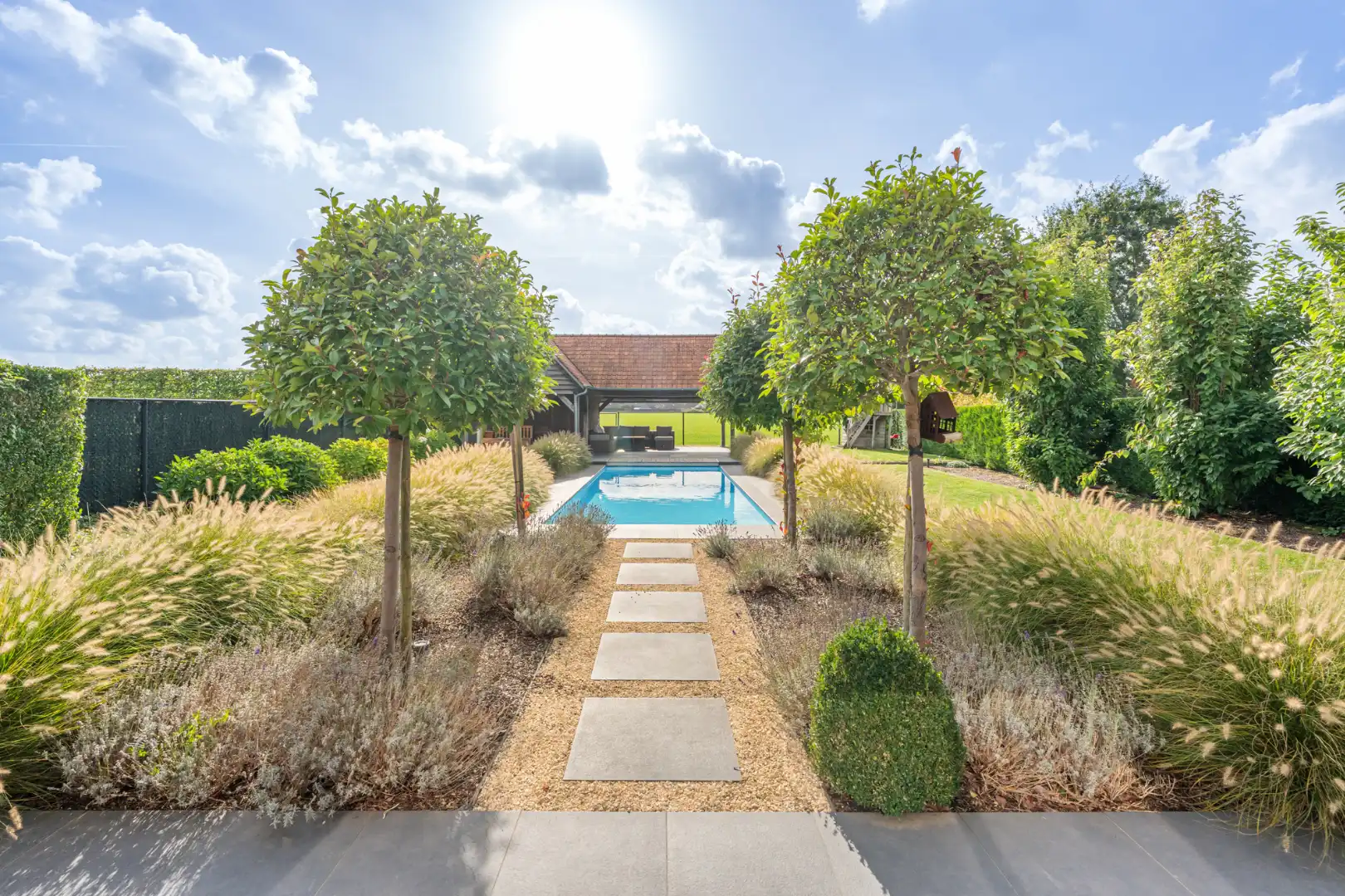 Stijlvolle villa in tijdloze pastorijstijl met zwembad en exclusieve tuinbeleving. foto 5