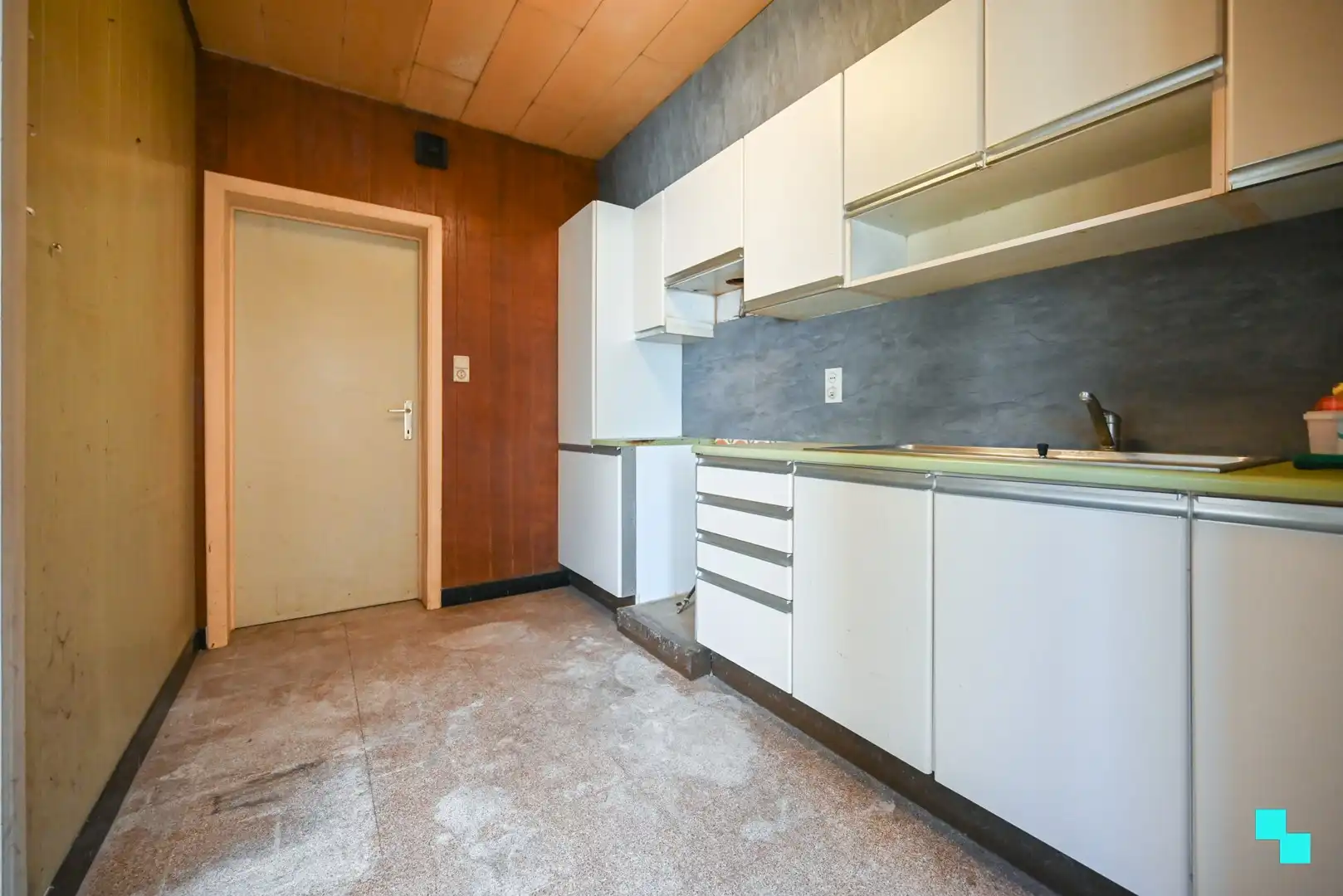 Te renoveren halfopen bebouwing met garage foto 11