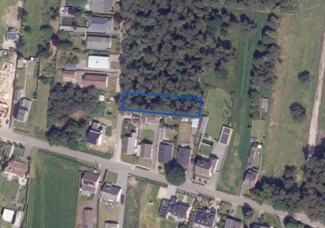 Rustig gelegen bouwgrond van 884m² voor halfopen bebouwing op 3 km van de Markt!  foto {{pictureIndex}}