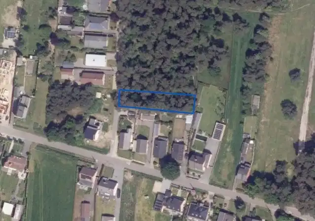 Rustig gelegen bouwgrond van 884m² voor halfopen bebouwing op 3 km van de Markt!  foto {{pictureIndex}}