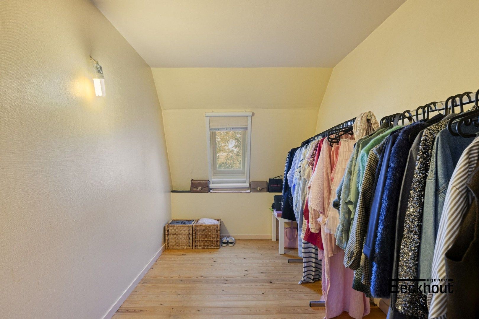 Ruime halfopen woning met prachtige aangelegde tuin en carport voor 2 wagens! foto 24