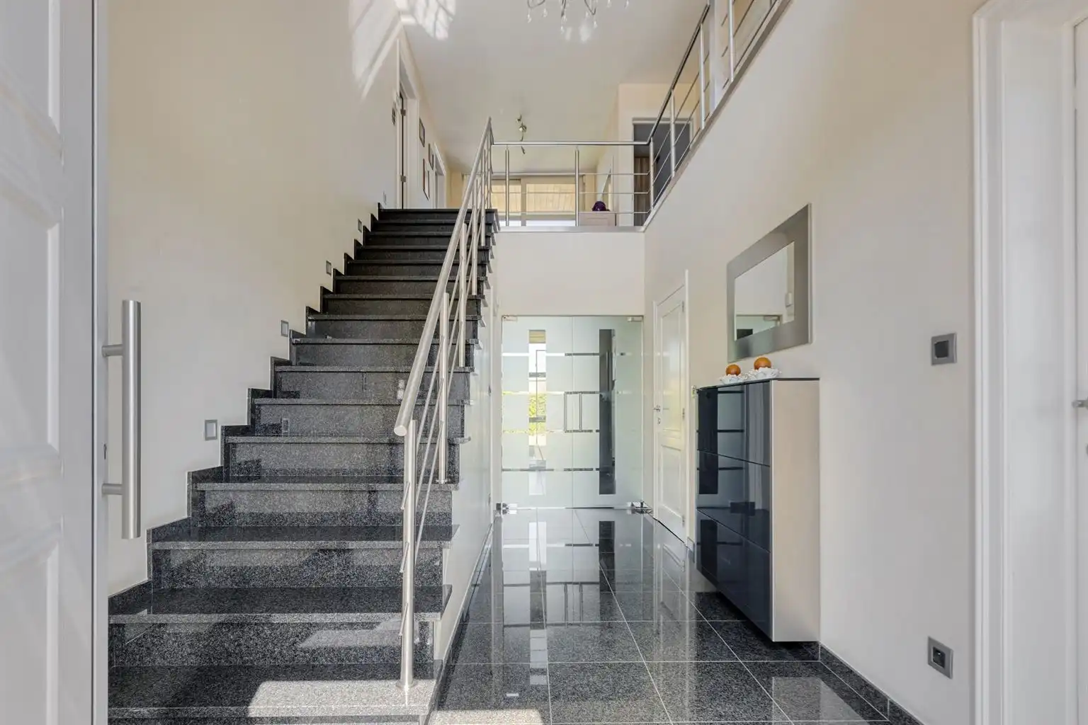 Prachtige vrijstaande villa met 5 (+3) slaapkamers, garage en omheinde tuin, ideaal gelegen op een boogscheut van het centrum van Maaseik.  foto 2