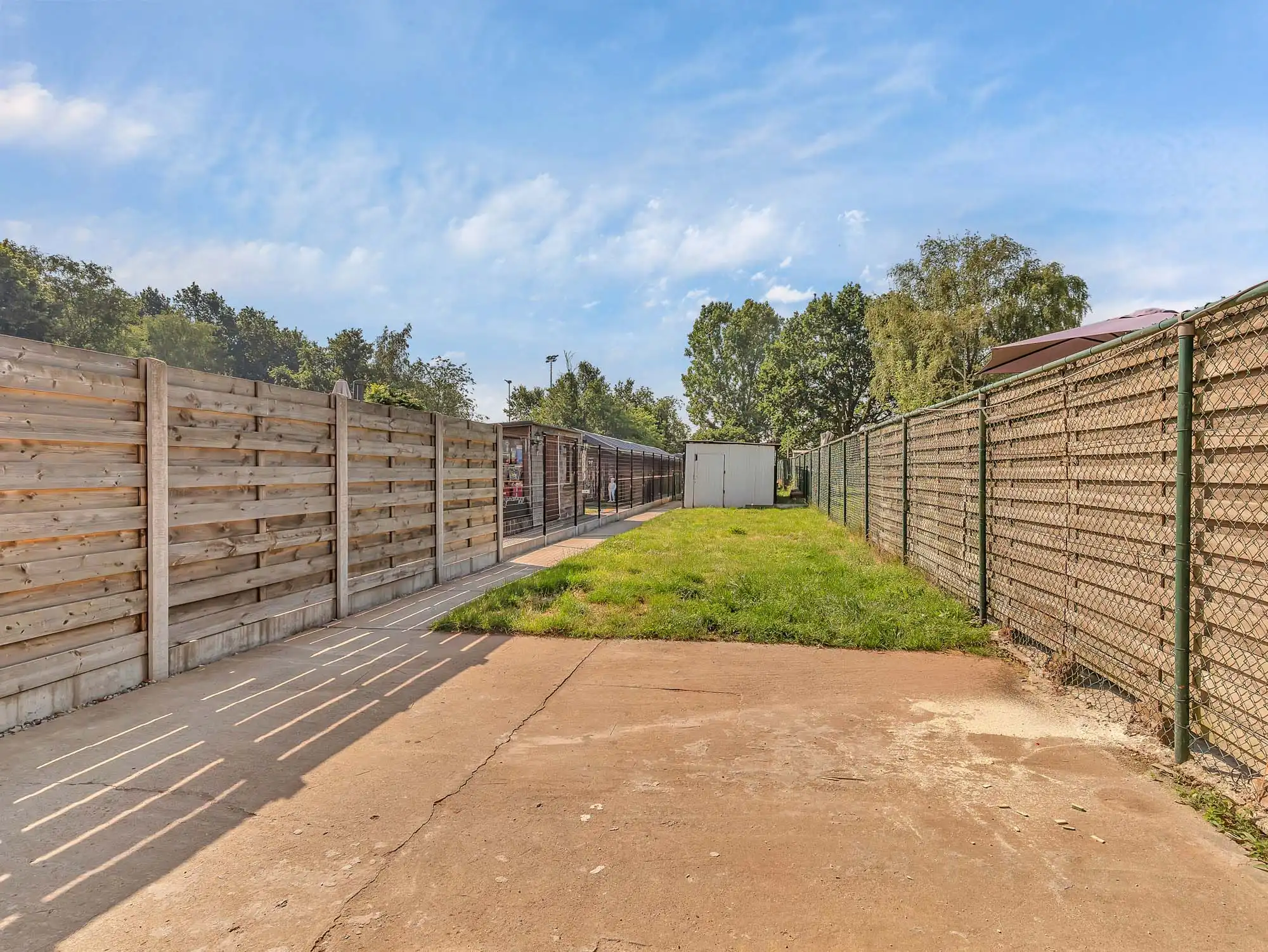 Gerenoveerde woning met ruime tuin en privéparking foto 13