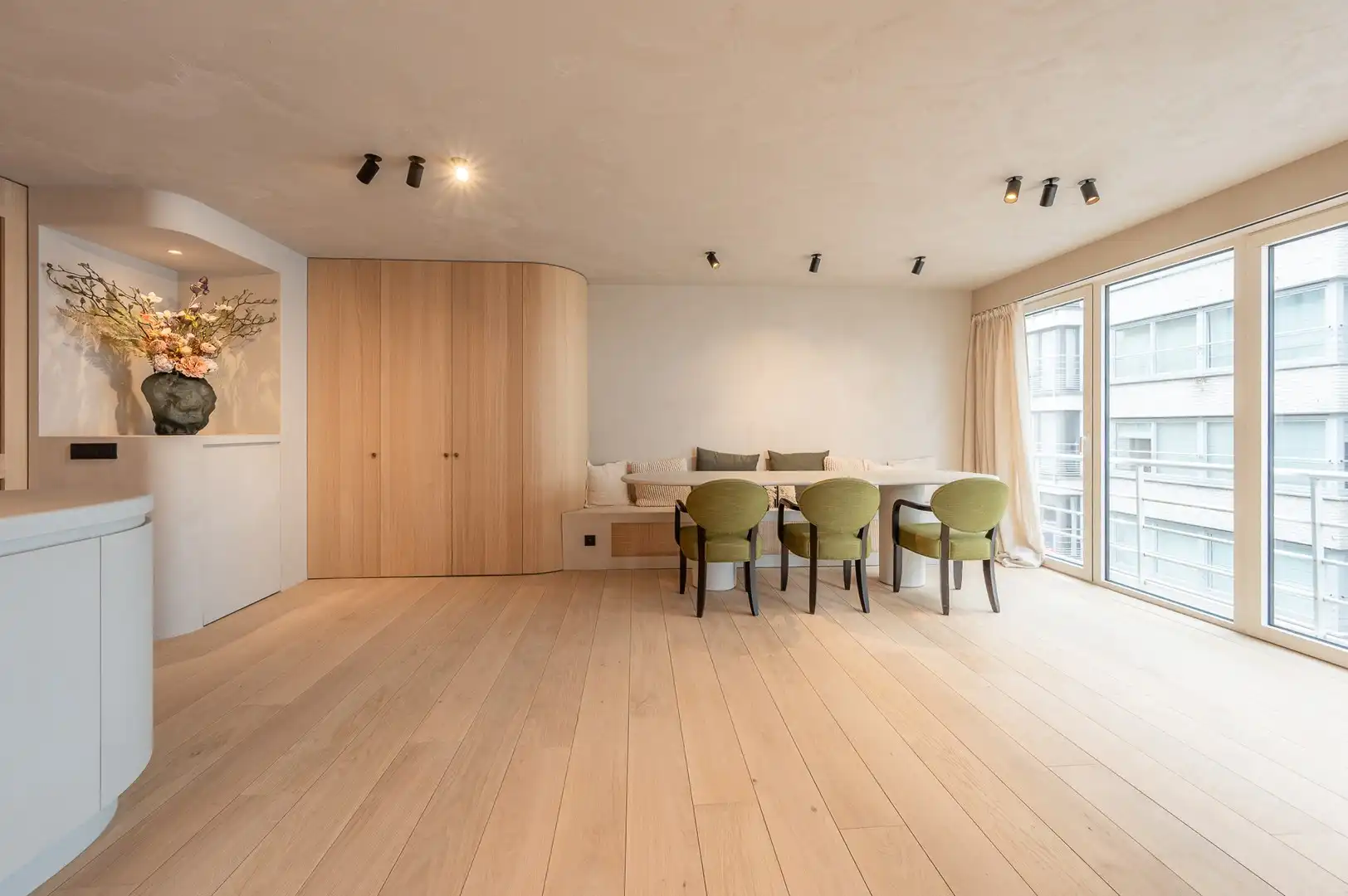 Gerenoveerd appartement met 3 slaapkamers, gelegen nabij de Zeedijk en het Driehoeksplein. foto 4