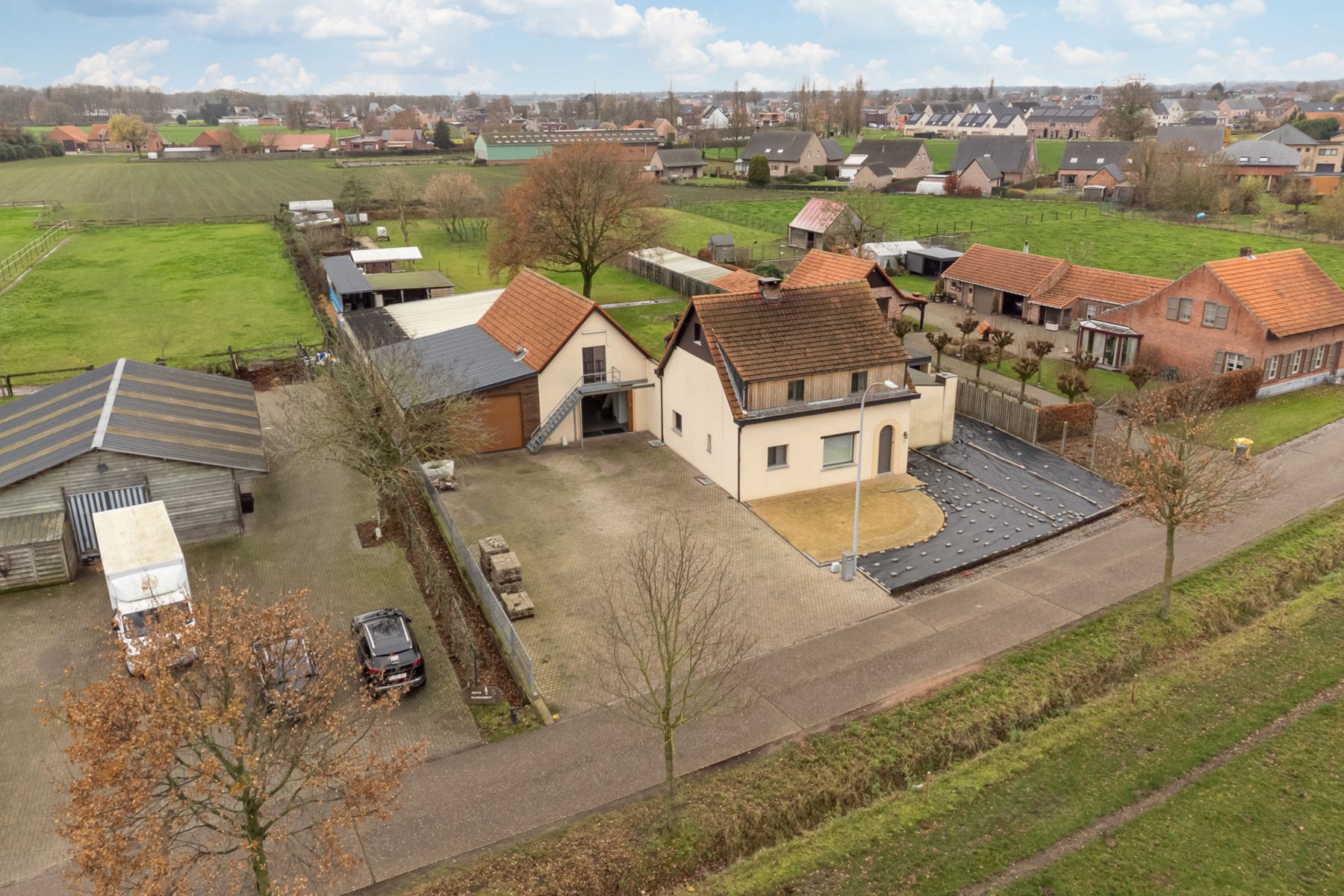 Landelijk gelegen woning met 4 slaapkamers, polyvalente werkruimte en binnenzwembad.  foto {{pictureIndex}}