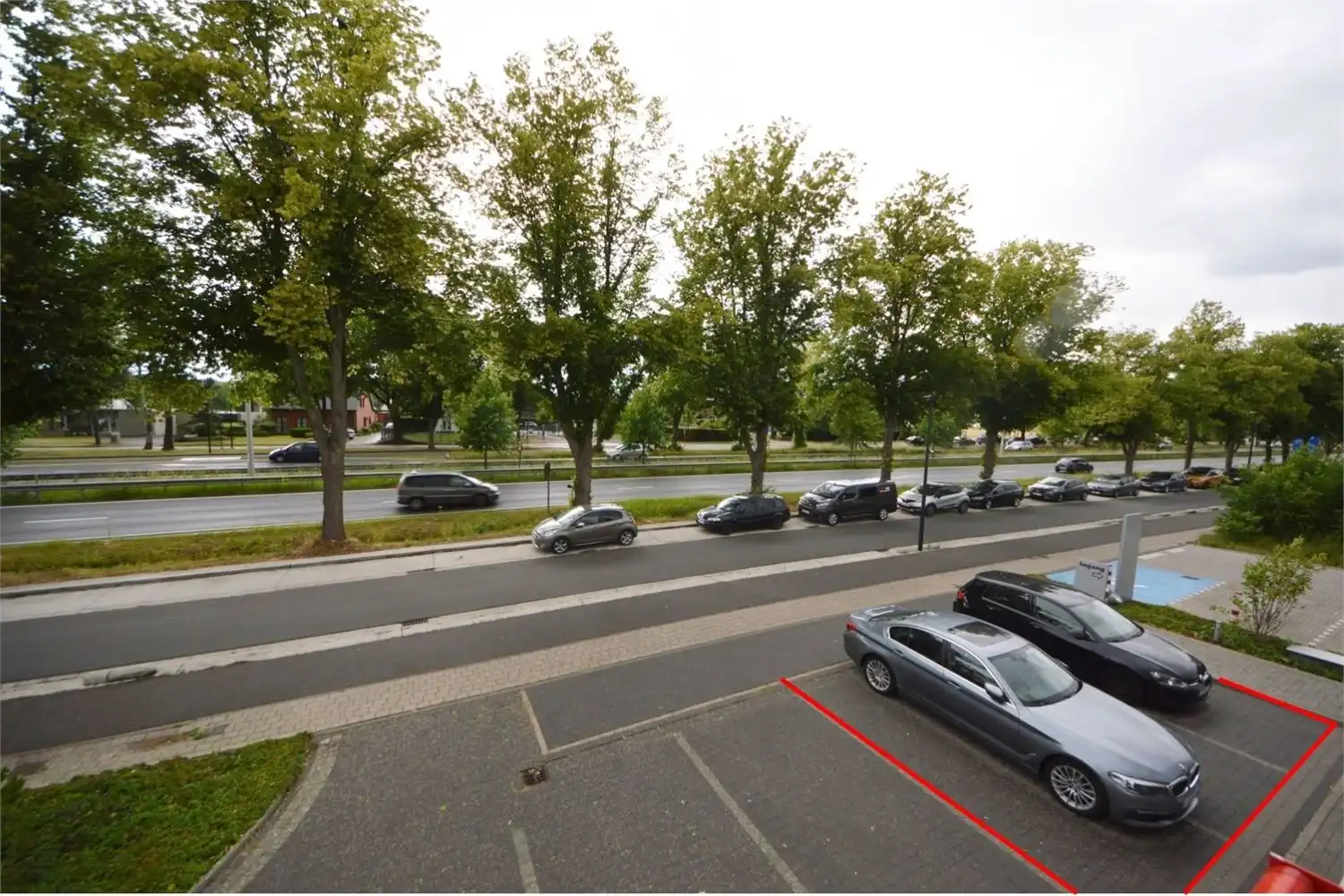 INSTAPKLAAR KANTOOR MET 6 PRIVE PARKEERPLAATSEN NABIJ E40 KAREELSTRAAT foto 25