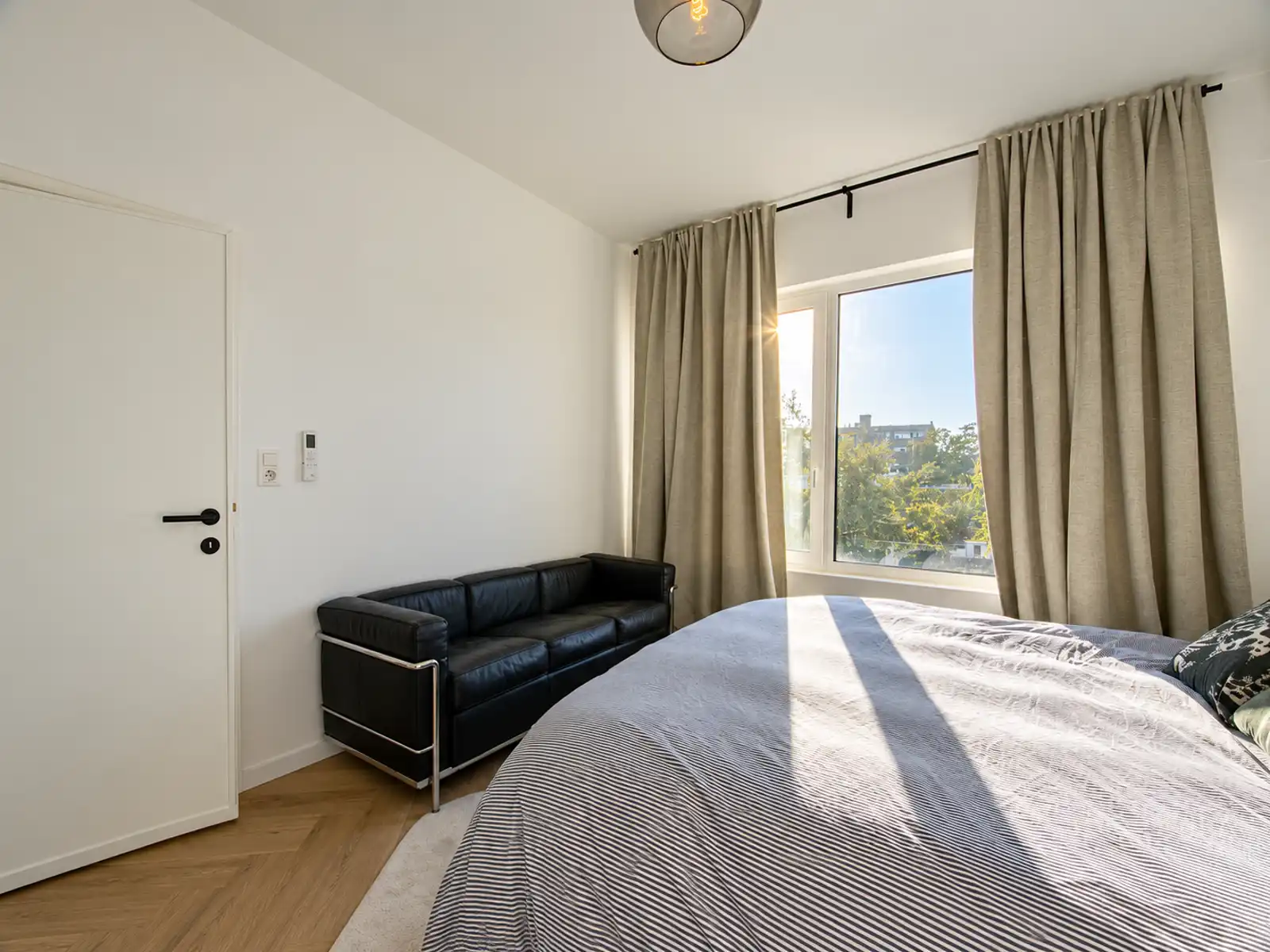 STIJLVOL GERENOVEERD APPARTEMENT MET GARAGE NABIJ FORT V foto 16