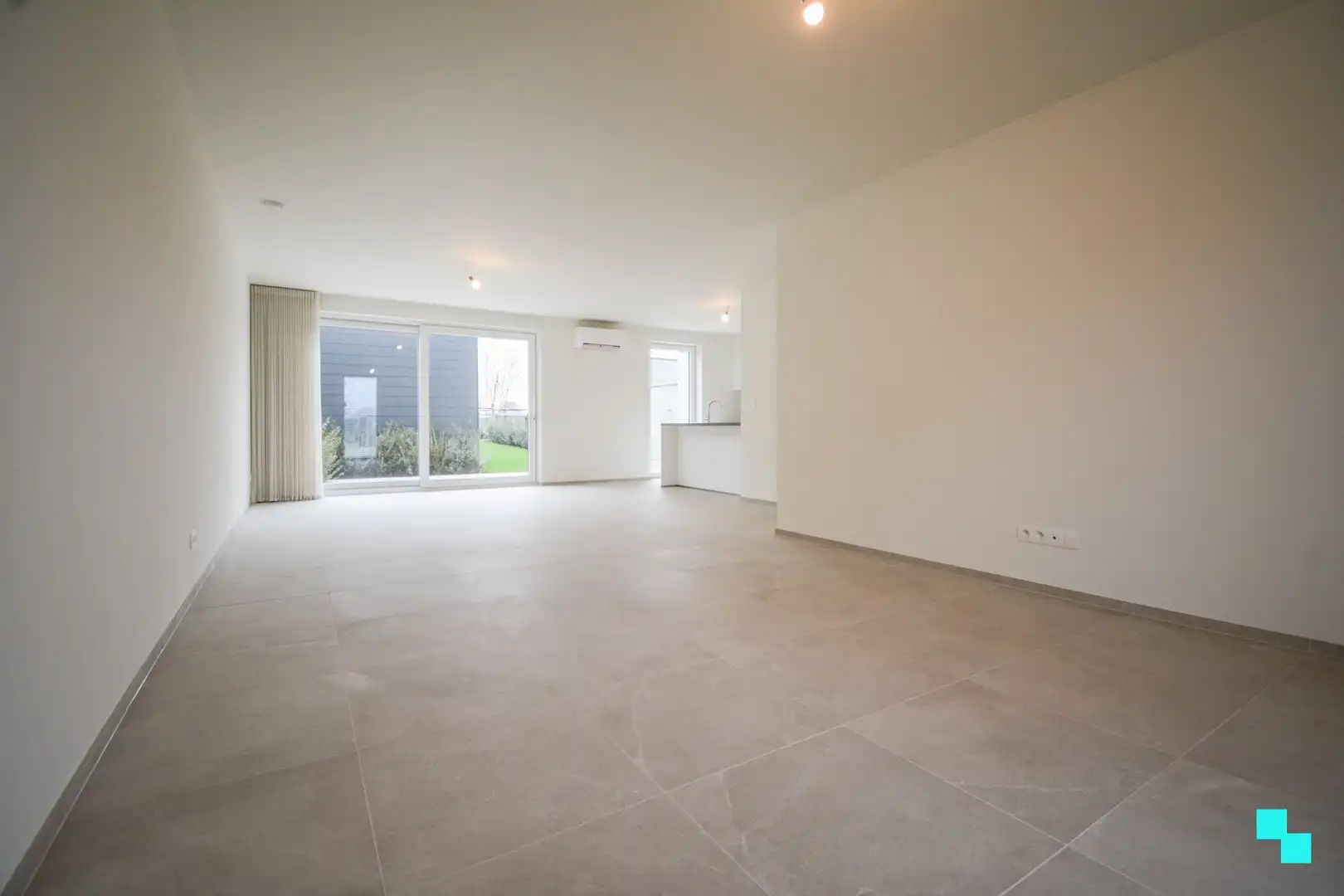 Volledig afgewerkte nieuwbouwwoning met carport te Sleihage foto 2