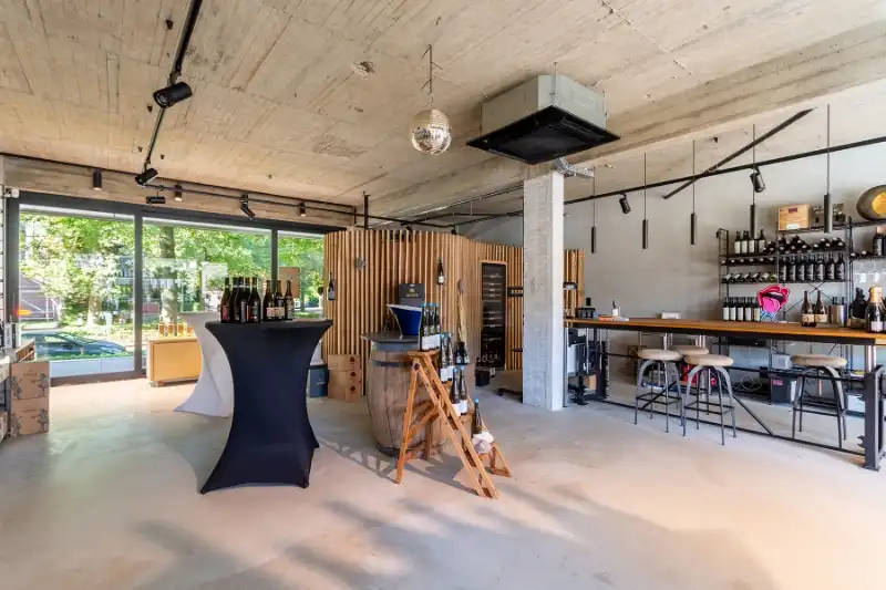 Prachtig handelspand met 2 grote etalages, gratis parking! Toplocatie Patio Donk! foto 4