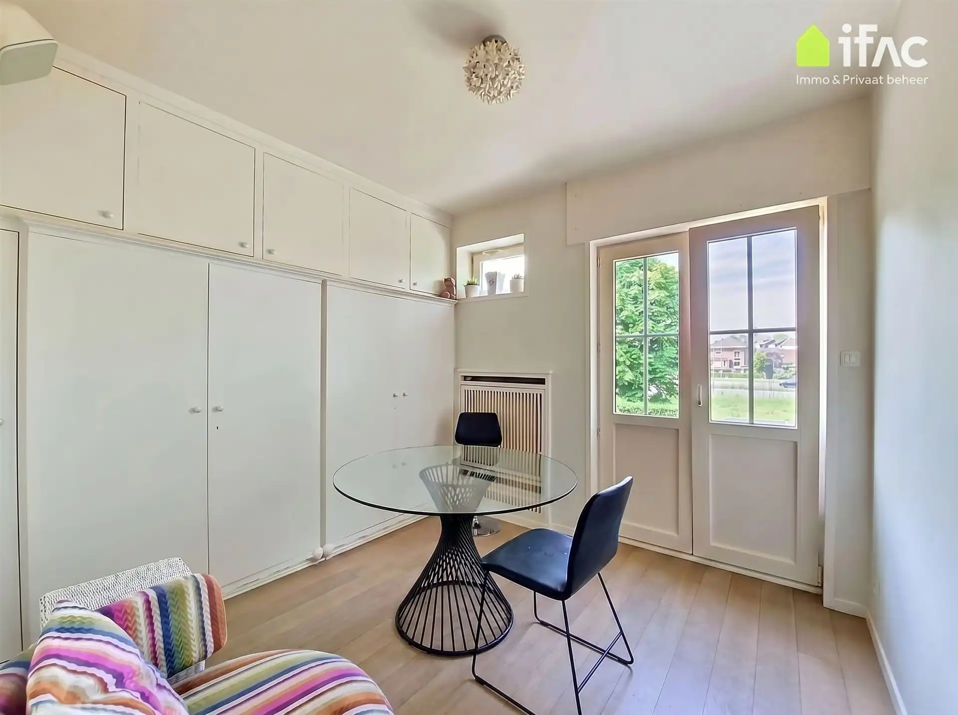 Luxe gerenoveerde 3-gevel met 2 parkings en tuin foto 21