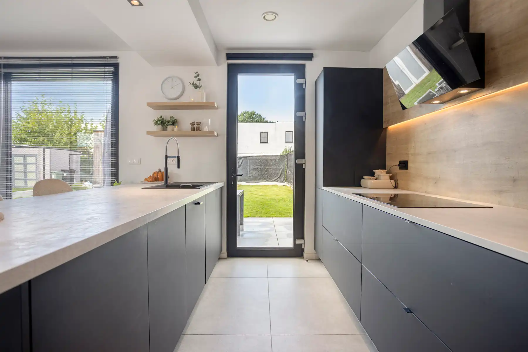 Volledig instapklare moderne halfopen woning in rustige wijk foto 10