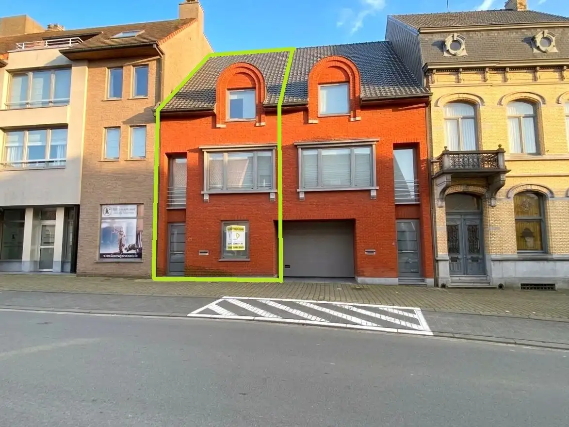 GEZELLIGE INSTAPKLARE RIJWONING MET 3 SLAAPKAMERS | TERRAS EN AUTOSTAANPLAATS foto 2