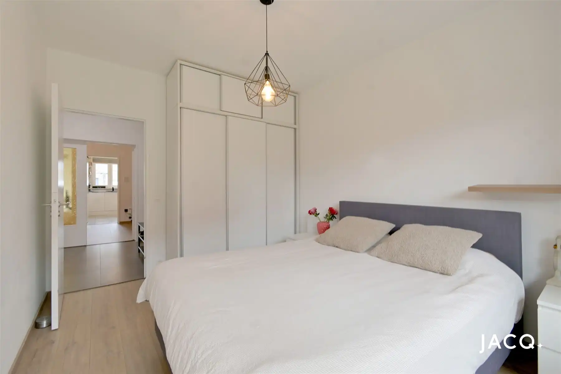 Sfeervol gelijkvloers appartement met zonnige tuin foto 10