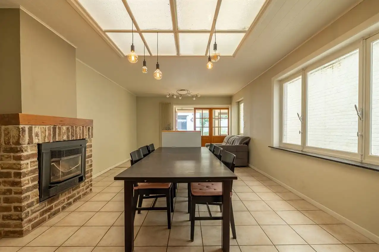 Vier slaapkamers. Twee staanplaatsen. En achteraan een verrassende buitenplek met zuiderse patio-sfeer foto 4