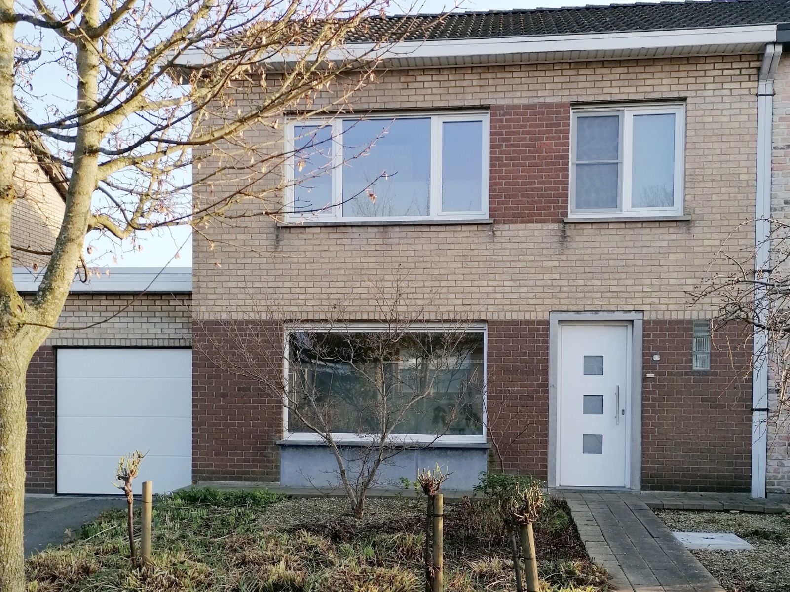 Stijlvol gerenoveerde, lichtrijke  woning met garage en tuin. foto {{pictureIndex}}