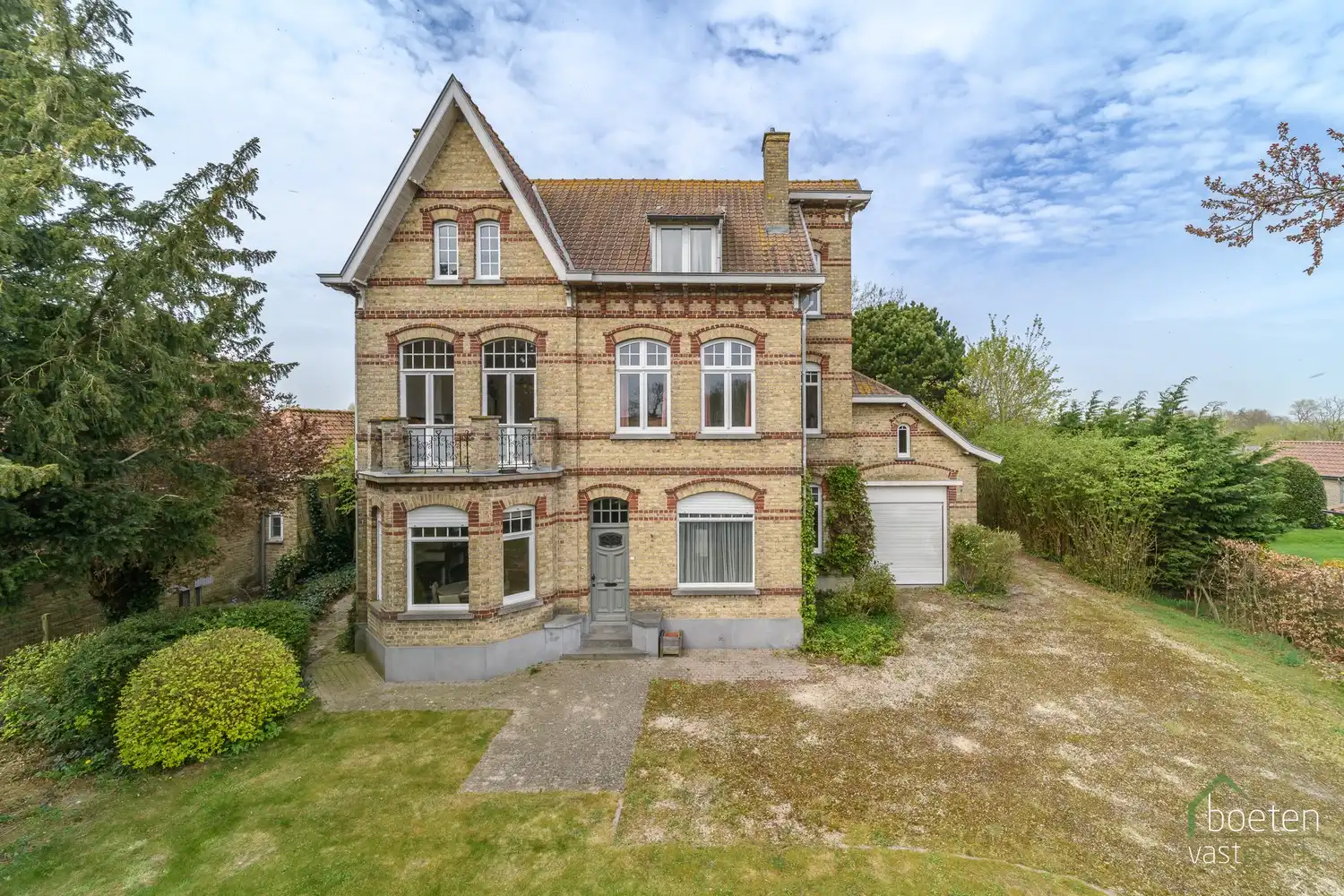 ALVERINGEM: Karaktervolle herenwoning uit het interbellum (jaren 30) met authentieke geveldetails en een warm landelijk interieur op 3.253 m² totale grondopp. foto 27