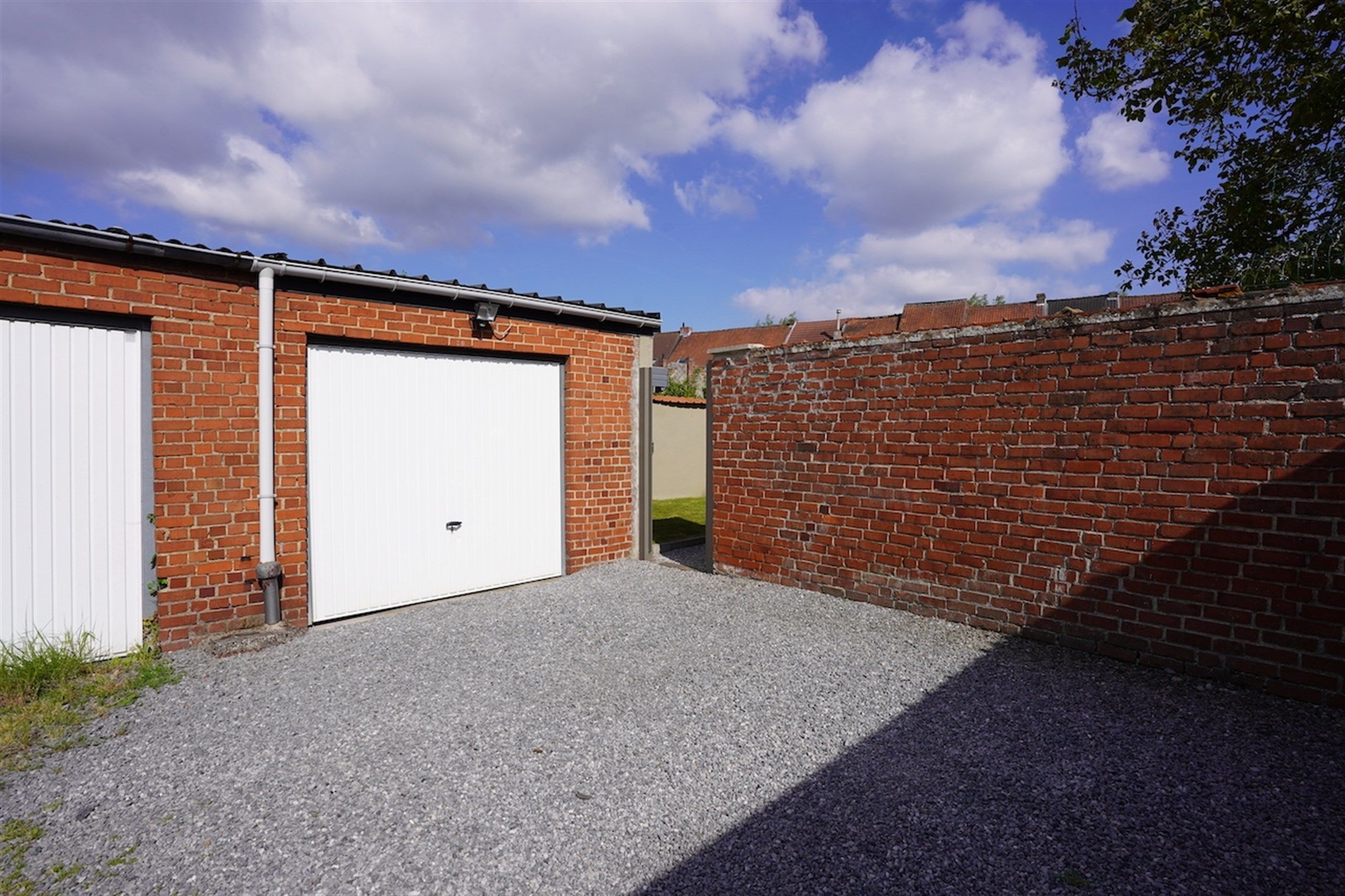 Instapklare woning met mooie tuin en privé garage achteraan foto 11