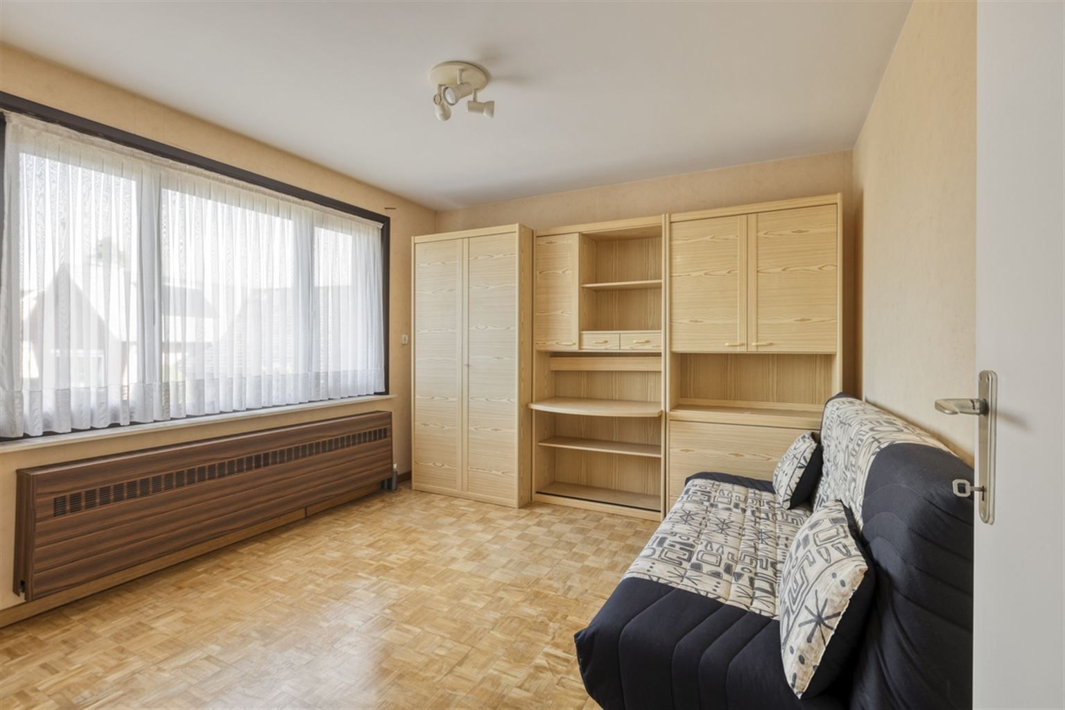 Ruime gezinswoning voorzien van 5 slaapkamers, garage, kelder en tuin nabij het centrum van Neeroeteren. Tevens mogelijkheden voor het uitoefenen van een vrij beroep, praktijkruimte, kapsalon, etc.  foto 19