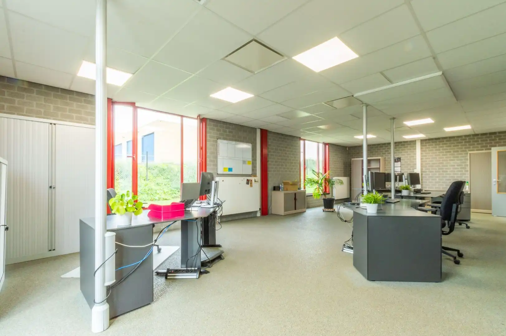 RUIM & COMM TOP GELEGEN INDUSTRIEEL GEBOUW ! foto 8