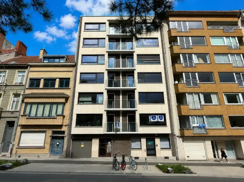 Ruim 3-slaapkamerappartement met groot terras en groen zicht op het Citadelpark foto {{pictureIndex}}