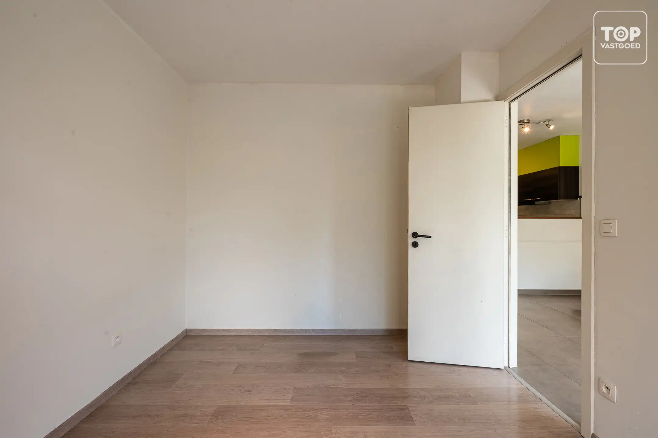 lichtrijk appartement met 1 slaapkamer en groene tuin foto 17