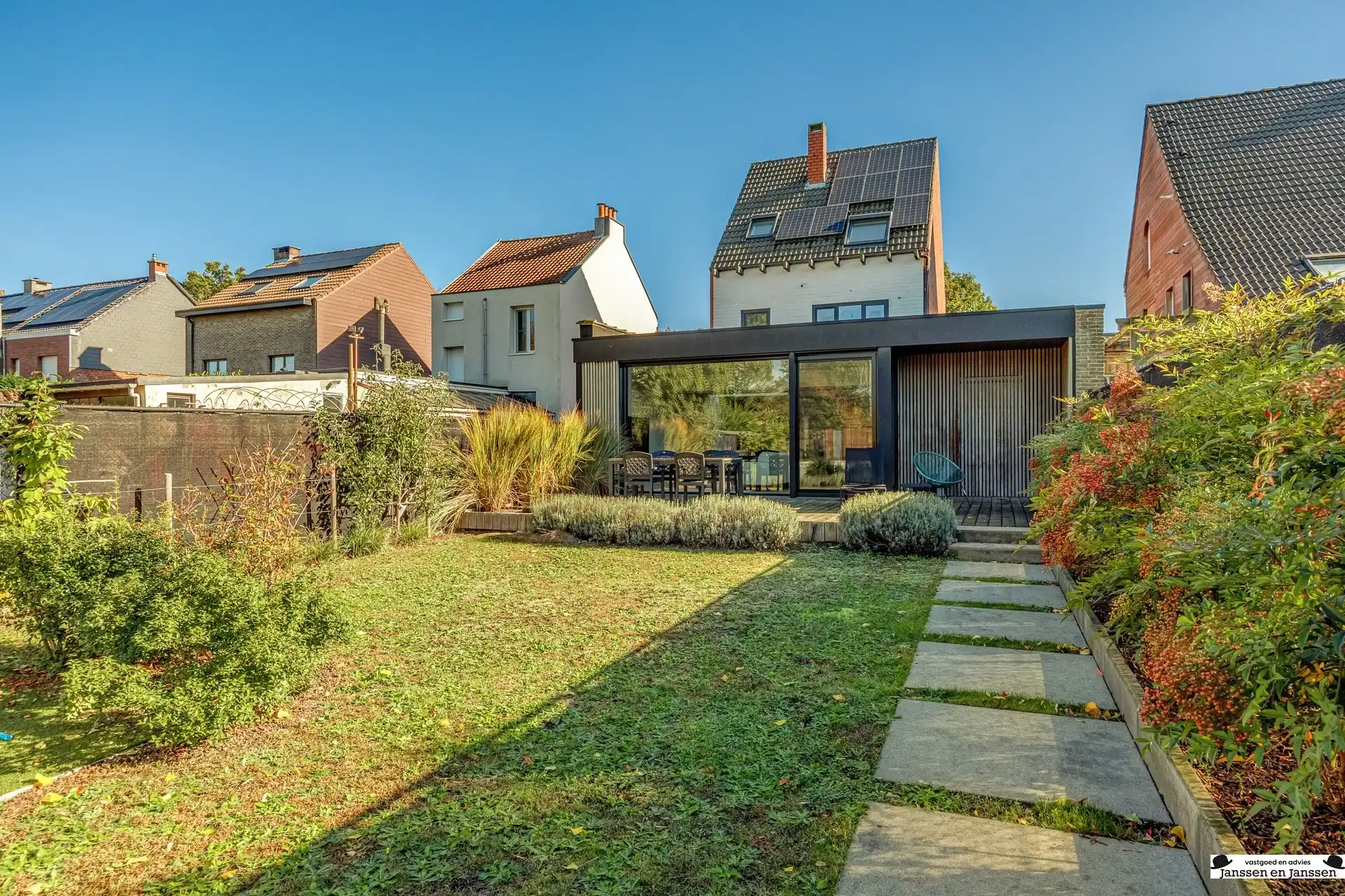 Prachtig gerenoveerde woning met 4 slaapkamers, garage en zonnige tuin foto 31