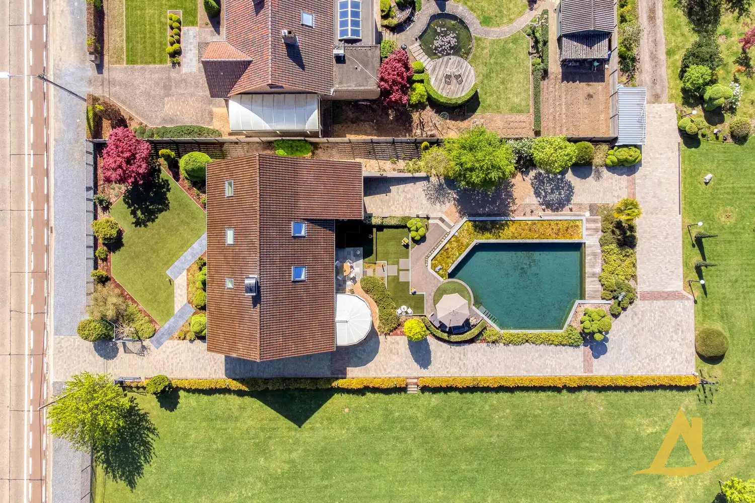 EXCLUSIEVE VILLA MET PARKTUIN EN ZWEMVIJVER OP EEN PERCEEL VAN 1HA 5A 16CA! foto 3