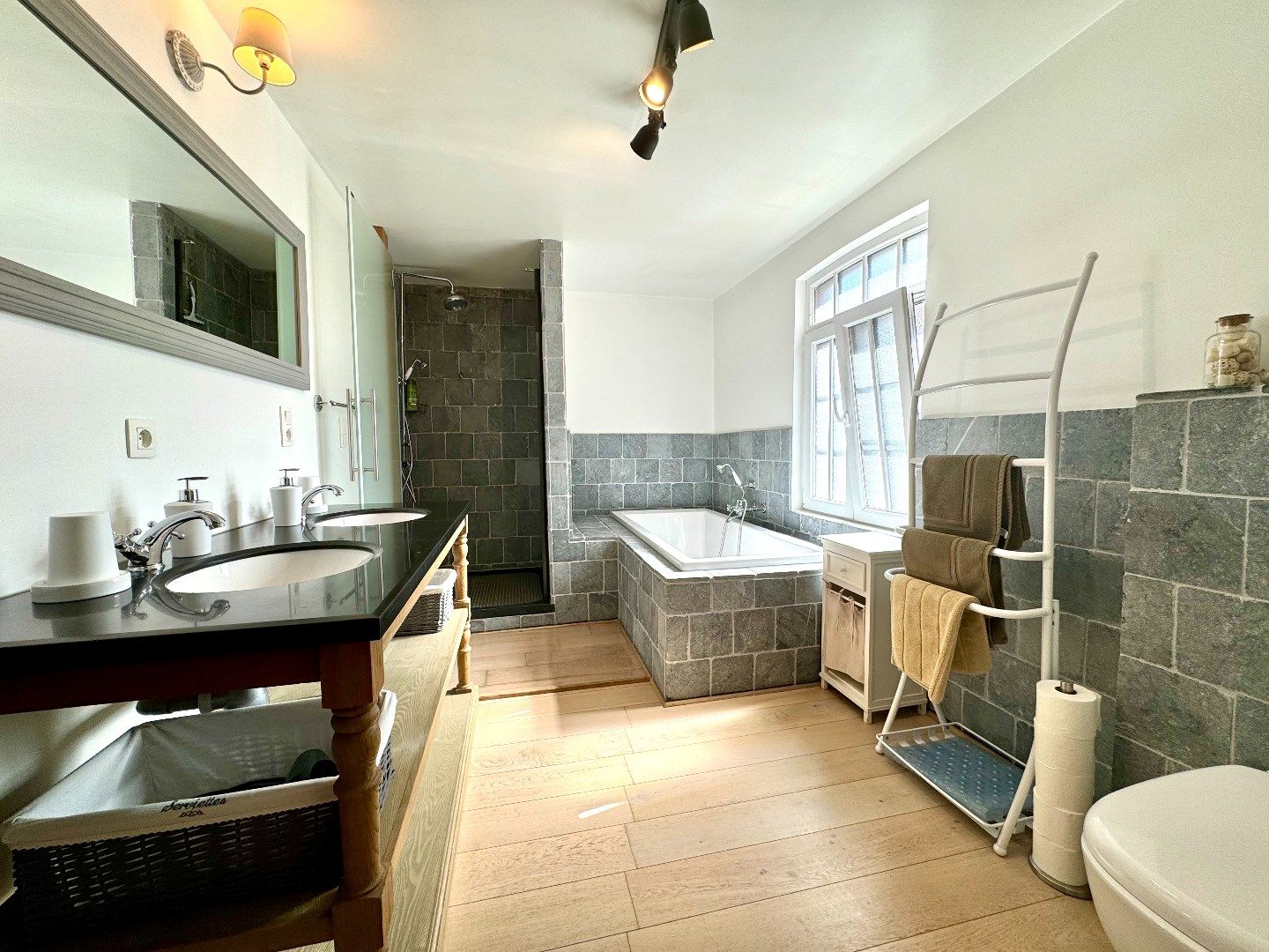 WONING MET 4 SLAAPKAMERS EN ZONNIGE STADSKOER (35M²) foto 8